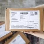 Paket kiriman internasional dengan label ekspedisi dan formulir deklarasi bea cukai